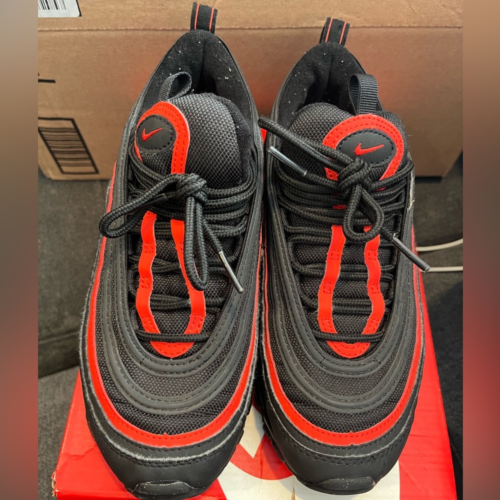 5.5y GS NIKE AIR MAX RED AND BLACK USED